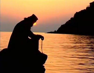 monk-praying-sunsetη...